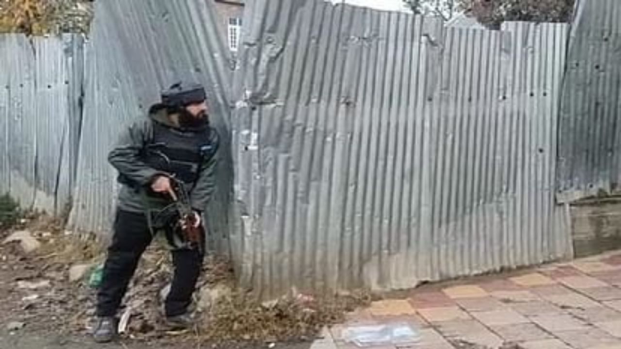 Jammu And Kashmir: কোনঠাসা দুই জঙ্গি, ঘিরে ধরেছে সেনা-পুলিশ-CRPF, চলছে তীব্র গুলি-যুদ্ধ Jammu And Kashmir: কোনঠাসা দুই জঙ্গি, ঘিরে ধরেছে সেনা-পুলিশ-CRPF, চলছে তীব্র গুলি-যুদ্ধ
