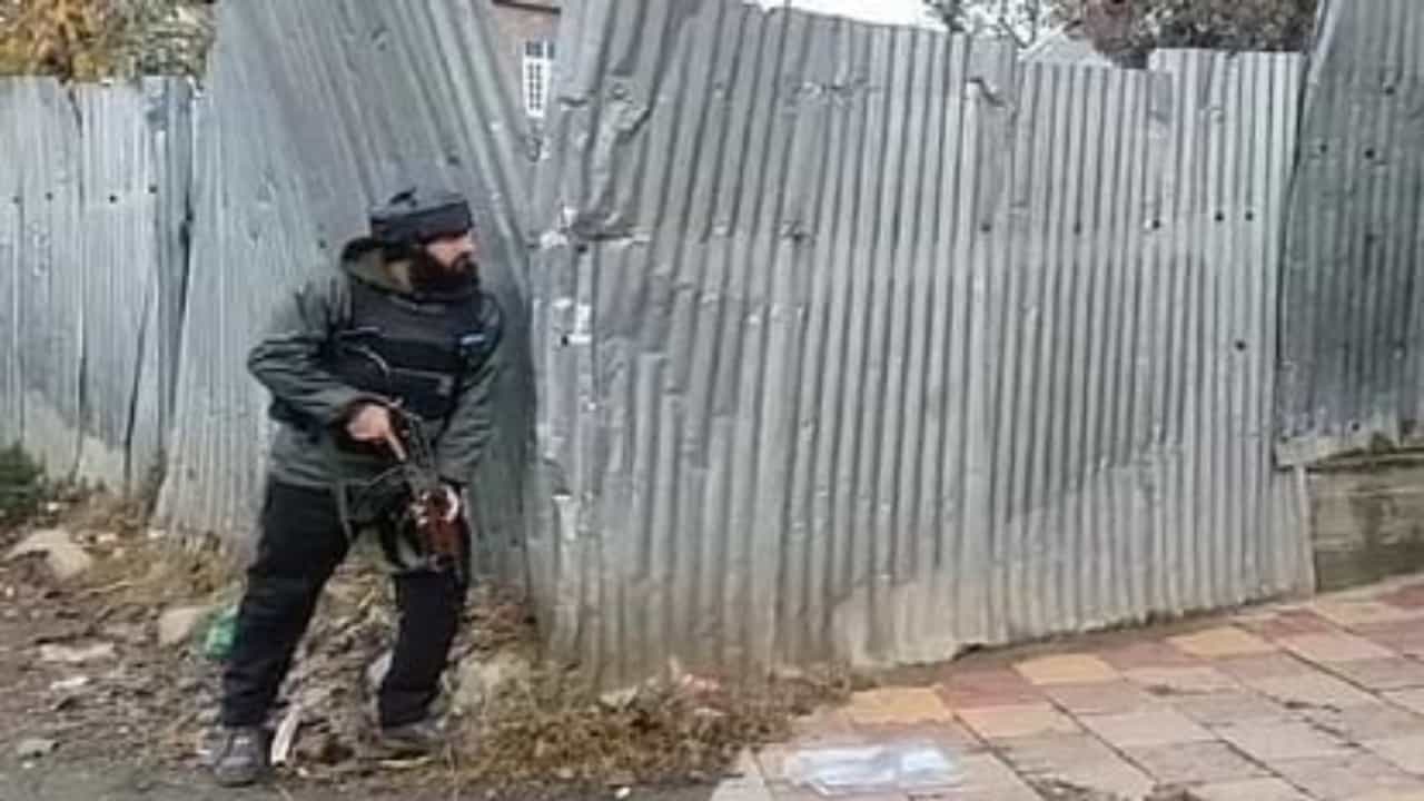 Jammu And Kashmir: কোনঠাসা দুই জঙ্গি, ঘিরে ধরেছে সেনা-পুলিশ-CRPF, চলছে তীব্র গুলি-যুদ্ধ Jammu And Kashmir: কোনঠাসা দুই জঙ্গি, ঘিরে ধরেছে সেনা-পুলিশ-CRPF, চলছে তীব্র গুলি-যুদ্ধ