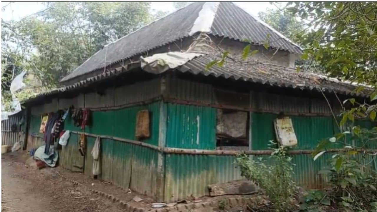 Egra: চার ডেসিমেল জায়গা নিয়েই বিবাদ! দুঃস্থ পরিবারকে সামাজিক বয়কট
