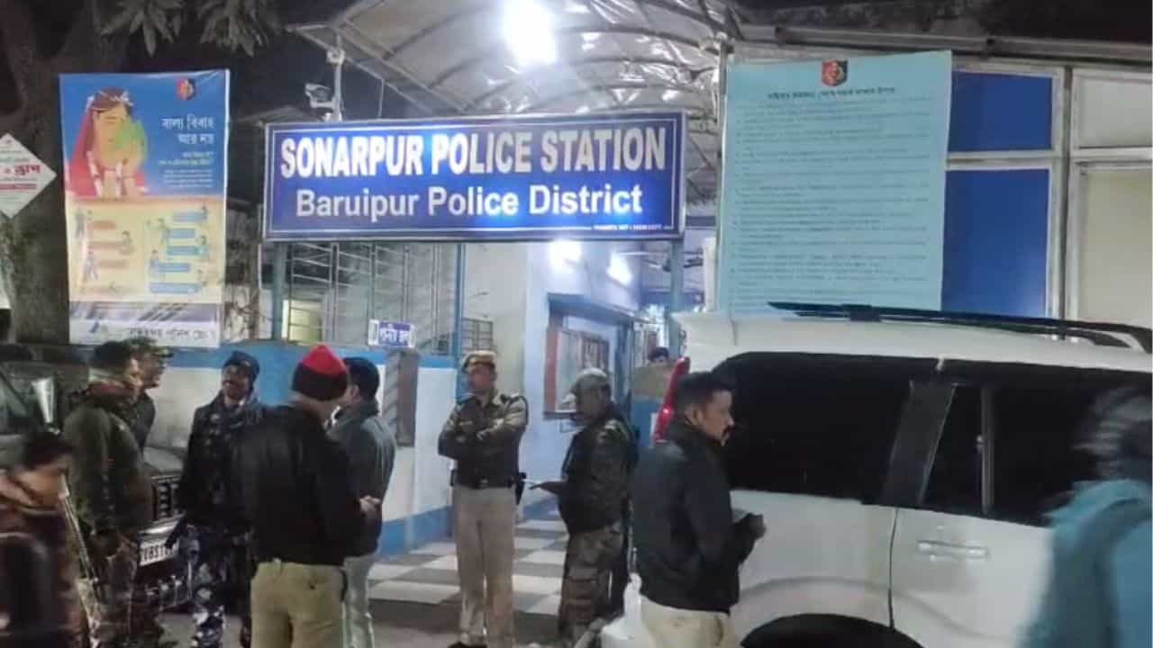 Sonarpur: তিন মাসের ব্যবধানে ফের সোনারপুরের গহনার দোকানে ছিনতাই Sonarpur: তিন মাসের ব্যবধানে ফের সোনারপুরের গহনার দোকানে ছিনতাই