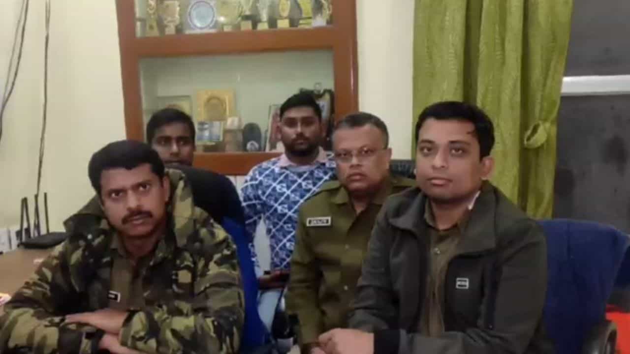 Sonarpur: নিজের সোনার দোকানেই 'ডাকাতি' করালেন মালিক, সোনারপুর ব্যবসায়ীর বুদ্ধি দেখে হাঁ পুলিশ Sonarpur: নিজের সোনার দোকানেই 'ডাকাতি' করালেন মালিক, সোনারপুর ব্যবসায়ীর বুদ্ধি দেখে হাঁ পুলিশ