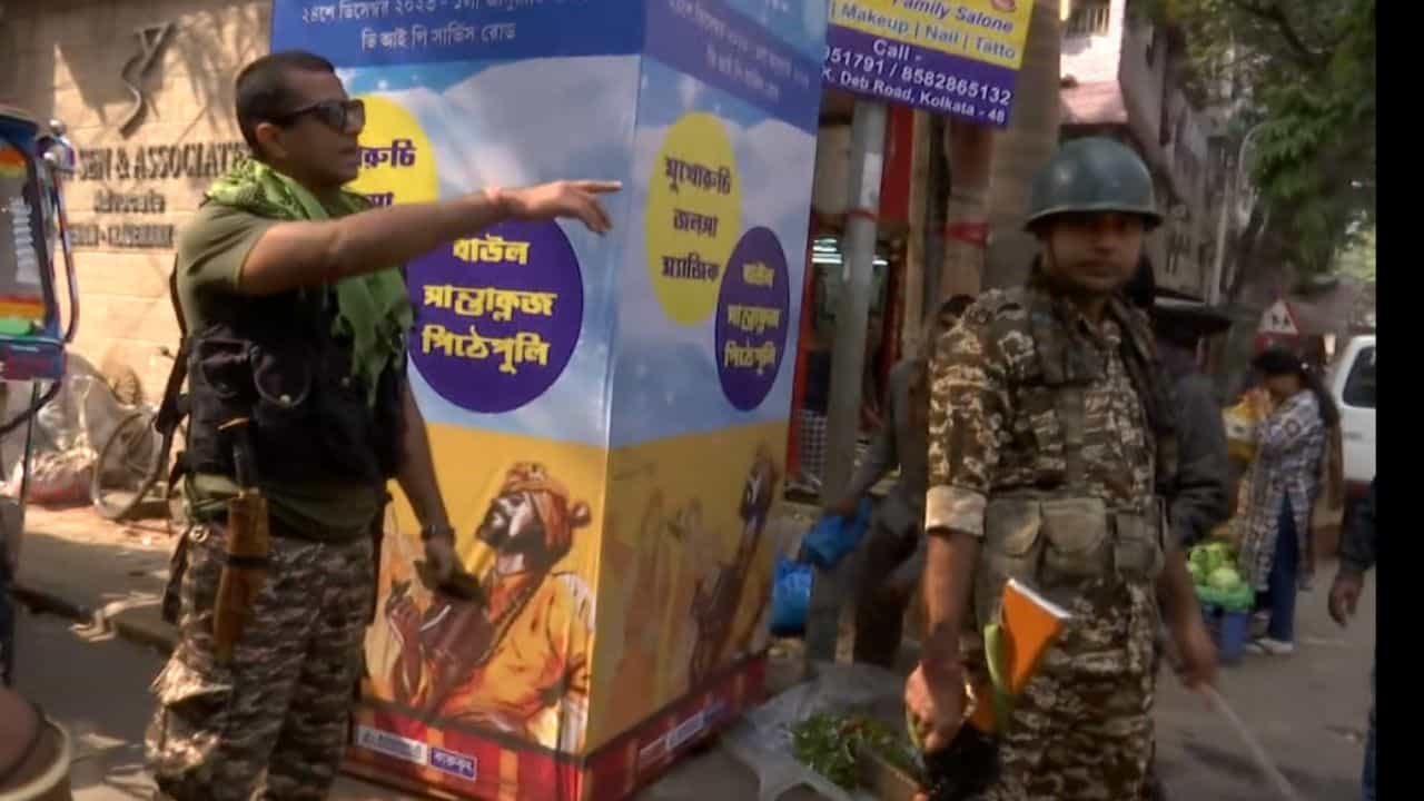 CRPF-Sujit Basu: শ্রীভূমি ঘিরতে শুরু করলেন CRPF জওয়ানরা, সুজিতের বাড়ির সামনে ভিড় সরাচ্ছে পুলিশ CRPF-Sujit Basu: শ্রীভূমি ঘিরতে শুরু করলেন CRPF জওয়ানরা, সুজিতের বাড়ির সামনে ভিড় সরাচ্ছে পুলিশ