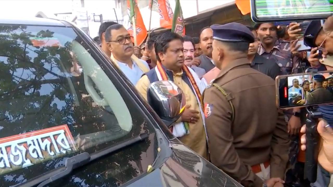 Dinhata: দিনহাটায় ঢোকার মুখে বাধা পুলিশের, রাস্তাতেই বিধায়কদের নিয়ে অবস্থান বিক্ষোভে সুকান্ত