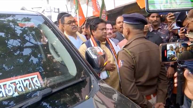 Dinhata: দিনহাটায় ঢোকার মুখে বাধা পুলিশের, রাস্তাতেই বিধায়কদের নিয়ে অবস্থান বিক্ষোভে সুকান্ত