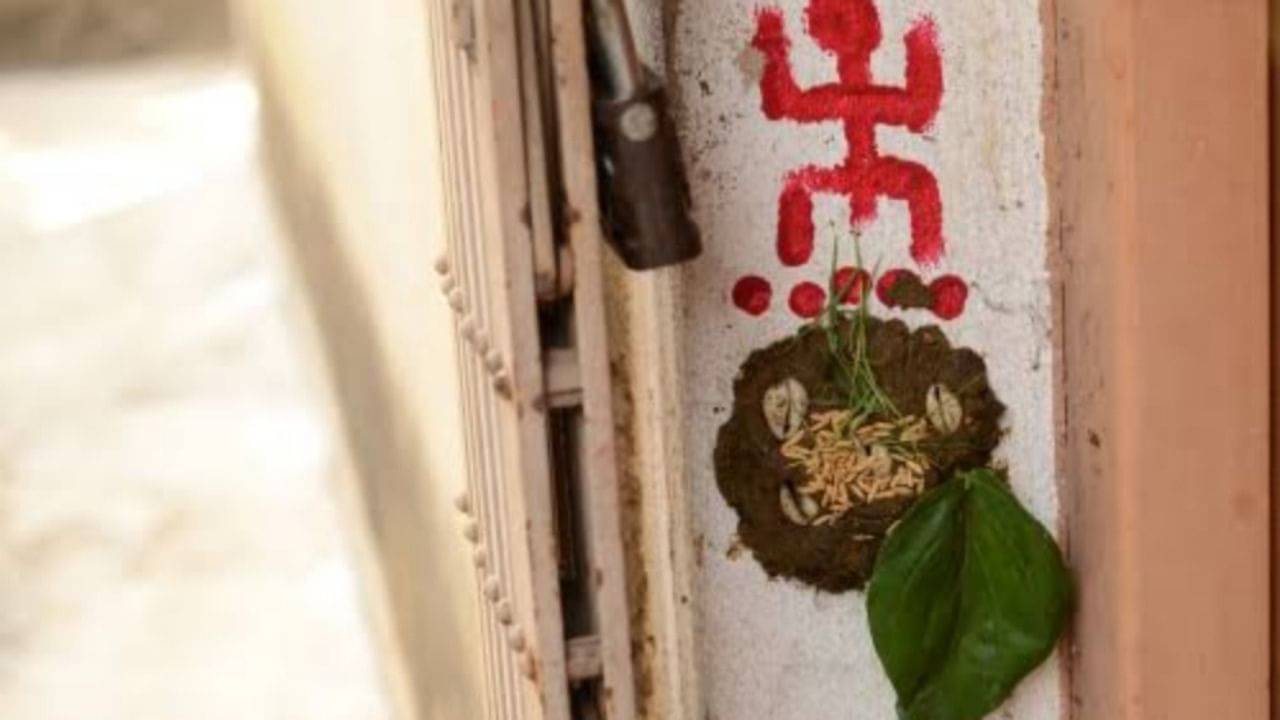 Swastik Symbol: স্বস্তিকেই বাড়বে স্বস্তি! ঘরের এই স্থানে আঁকলেই পাল্টে যাবে আপনার জীবন