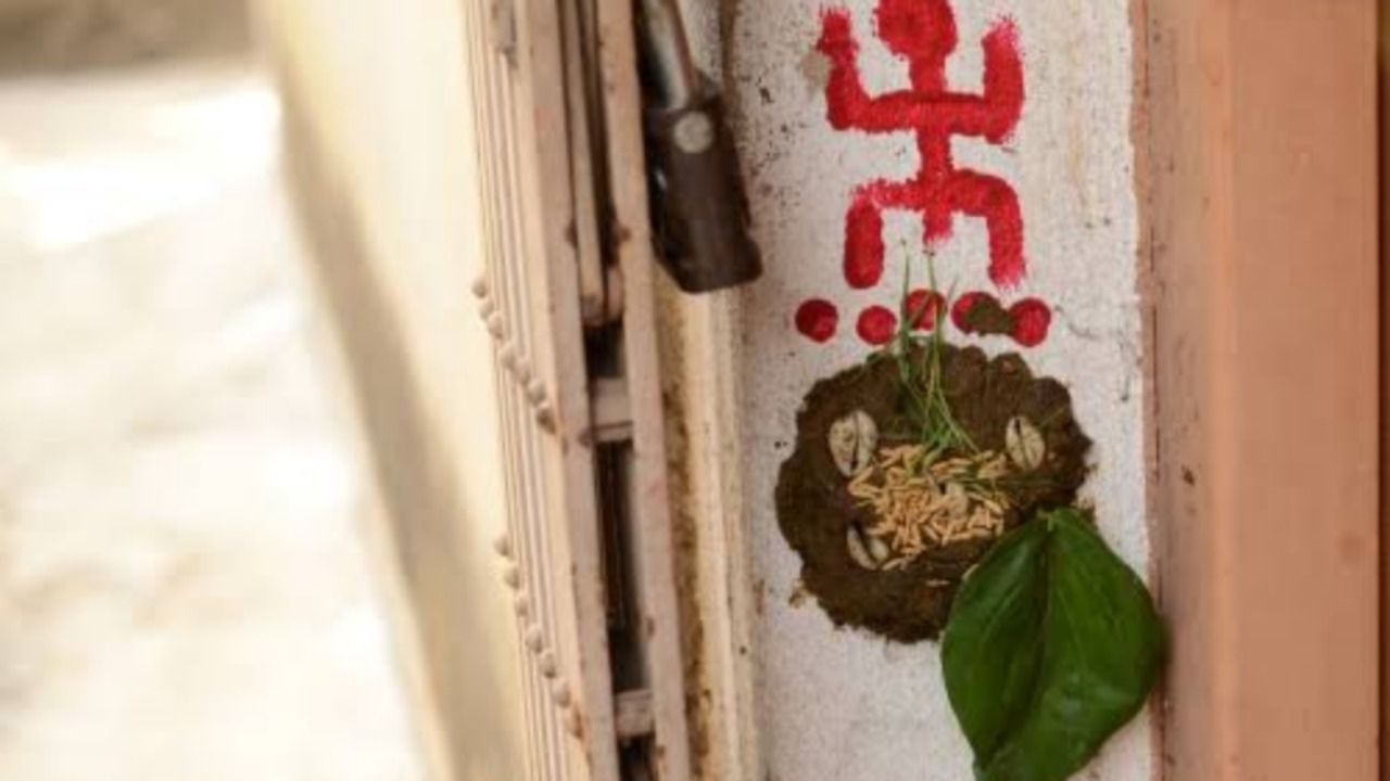 Swastik Symbol: স্বস্তিকেই বাড়বে স্বস্তি! ঘরের এই স্থানে আঁকলেই পাল্টে যাবে আপনার জীবন Swastik Symbol: স্বস্তিকেই বাড়বে স্বস্তি! ঘরের এই স্থানে আঁকলেই পাল্টে যাবে আপনার জীবন