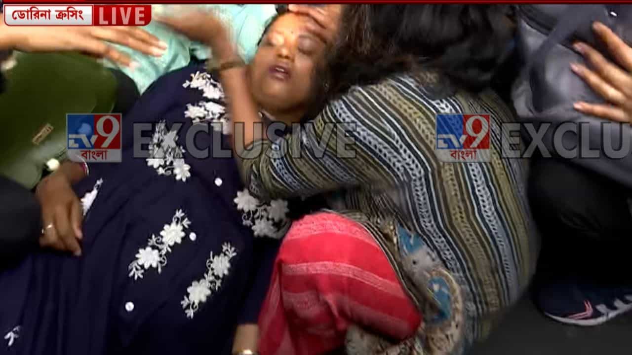 TET: ভাঙল রেকর্ড! চাকরিপ্রার্থীদের বিক্ষোভ সামলাতে ডোরিনা ক্রসিংয়ে নজিরবিহীন পুলিশের উপস্থিতি TET: ভাঙল রেকর্ড! চাকরিপ্রার্থীদের বিক্ষোভ সামলাতে ডোরিনা ক্রসিংয়ে নজিরবিহীন পুলিশের উপস্থিতি