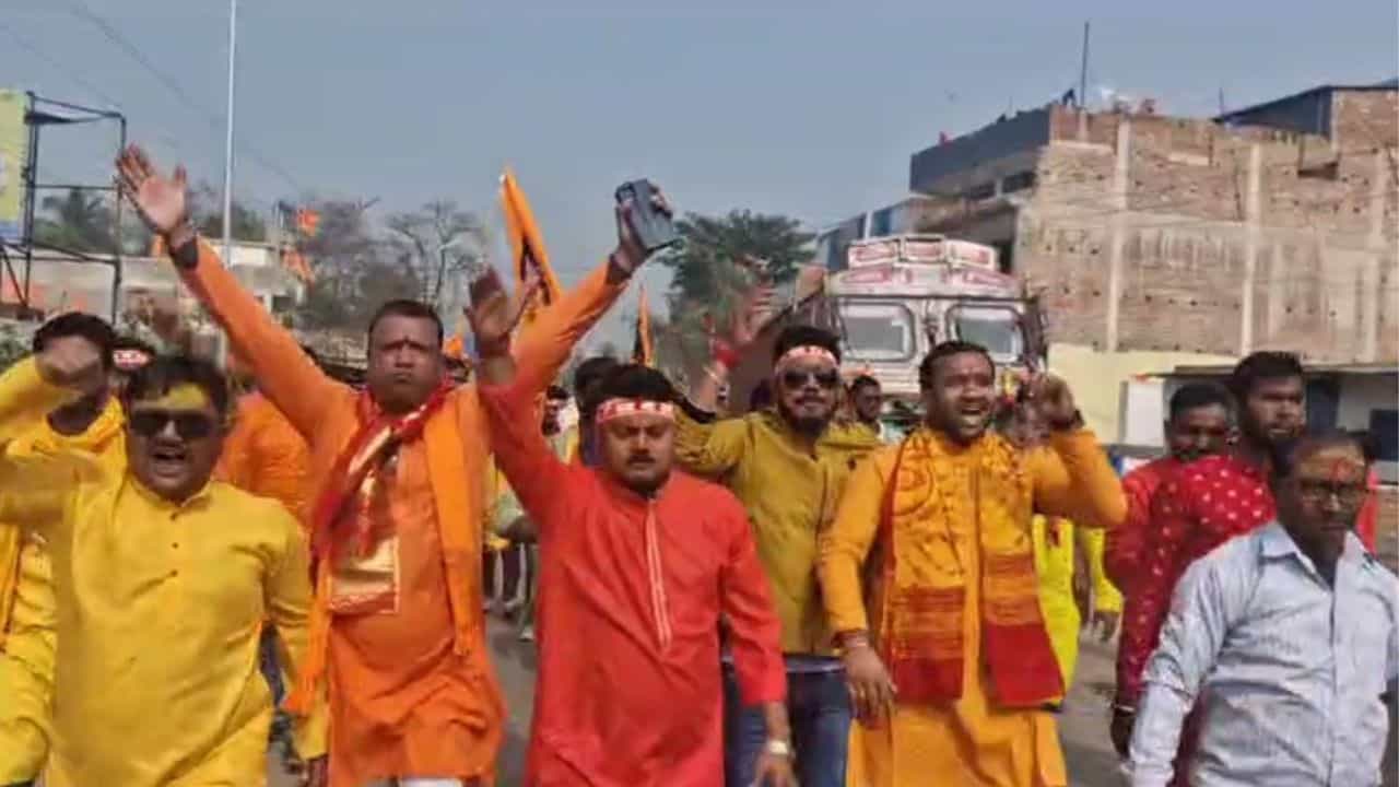 Ram Mandir: গেরুয়া পোশাক পরে, শ্রীরাম ধ্বনি দিয়ে BJP-র সঙ্গে হাঁটলেন TMC কর্মীরা Ram Mandir: গেরুয়া পোশাক পরে, শ্রীরাম ধ্বনি দিয়ে BJP-র সঙ্গে হাঁটলেন TMC কর্মীরা