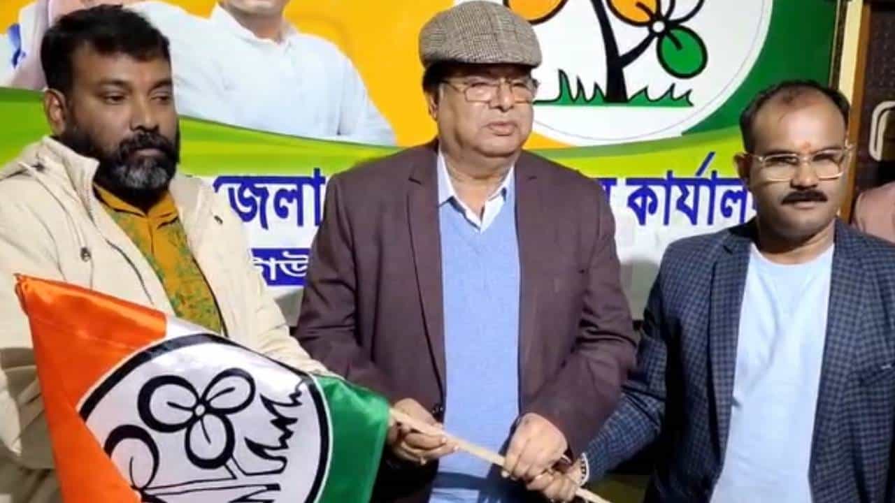 BJP leader join TMC: সুকান্তের সঙ্গে পথ অবরোধ করার ২দিন পরই তৃণমূল যোগ বিজেপির জেলা সম্পাদকের BJP leader join TMC: সুকান্তের সঙ্গে পথ অবরোধ করার ২দিন পরই তৃণমূল যোগ বিজেপির জেলা সম্পাদকের