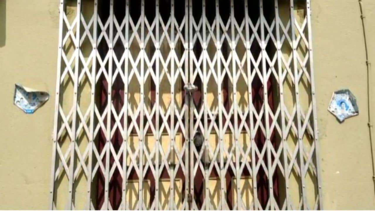 Paschim Medinipur:  তৃণমূলের কার্যালয় কার? একই দরজায় পড়ল পরপর দুটো তালা