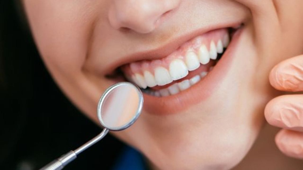 বেশি করে পালং শাক,গাজর, ক্যাপসিকামের মতো সবজি খাওয়ার চেষ্টা করুন। এতে প্রচুর পরিমাণে ফলিক অ্যাসিড রয়েছে যা দাঁত সাদা করতে সাহায্য করে। (ছবি:Pinterest)