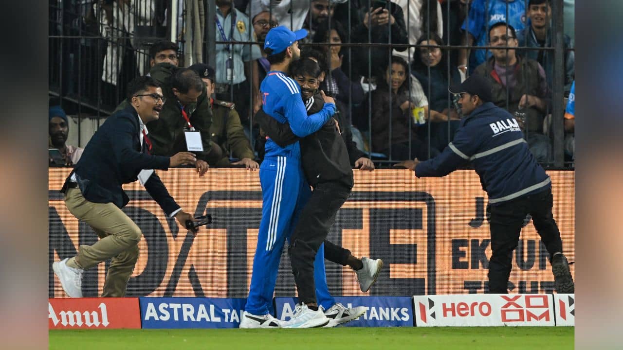 Virat Kohli: কোহলিকে প্রণাম করে থানায়, ছাড়া পেতেই পেলেন ফুলের মালা!