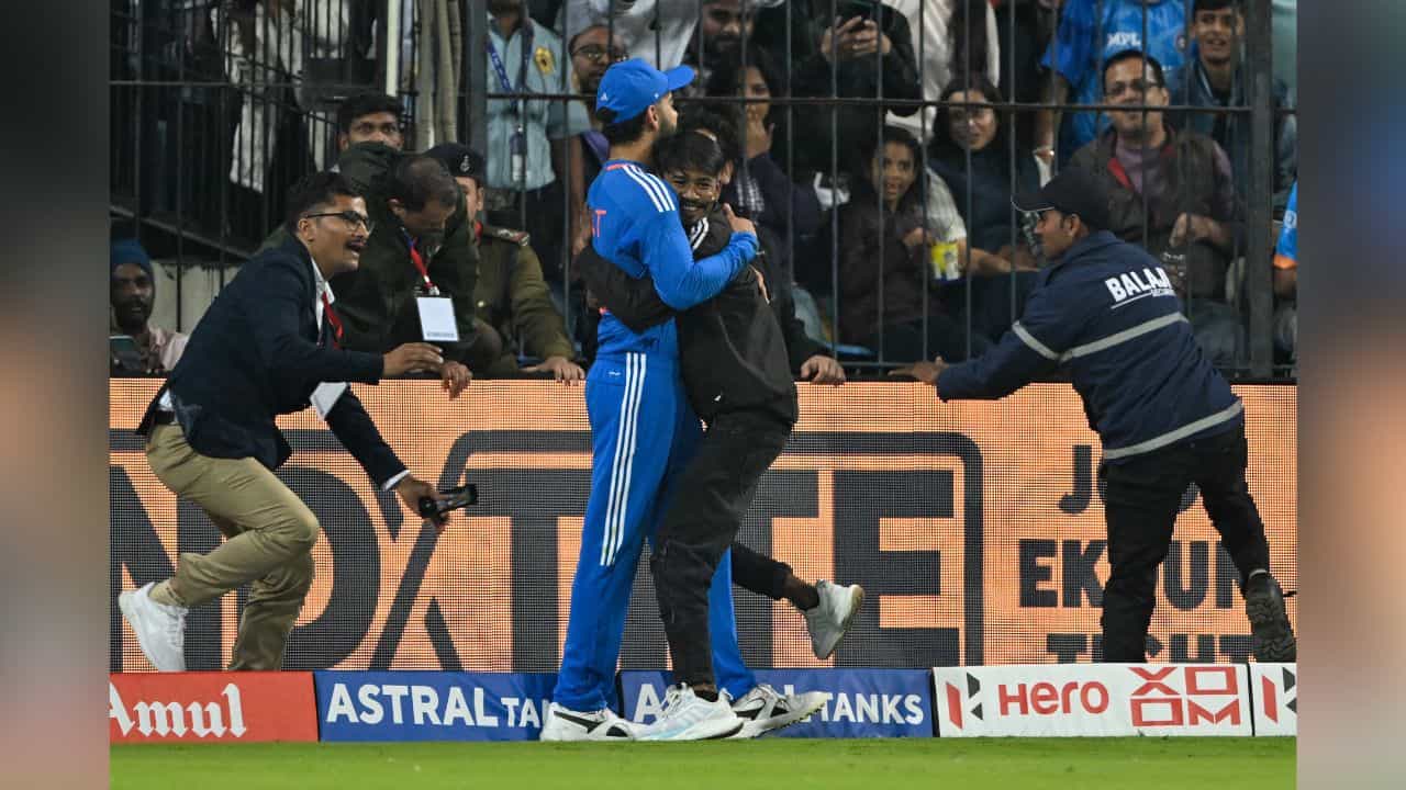 Virat Kohli: কোহলিকে প্রণাম করে থানায়, ছাড়া পেতেই পেলেন ফুলের মালা! Virat Kohli: কোহলিকে প্রণাম করে থানায়, ছাড়া পেতেই পেলেন ফুলের মালা!