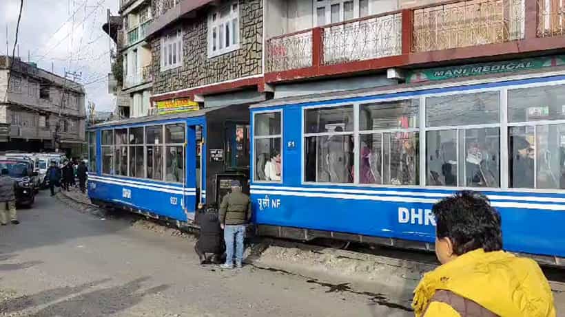 Toy train derails in Darjeeling: নতুন বছরের শুরুতেই বিপত্তি, দার্জিলিংয়ে ফের লাইনচ্যুত টয় ট্রেন