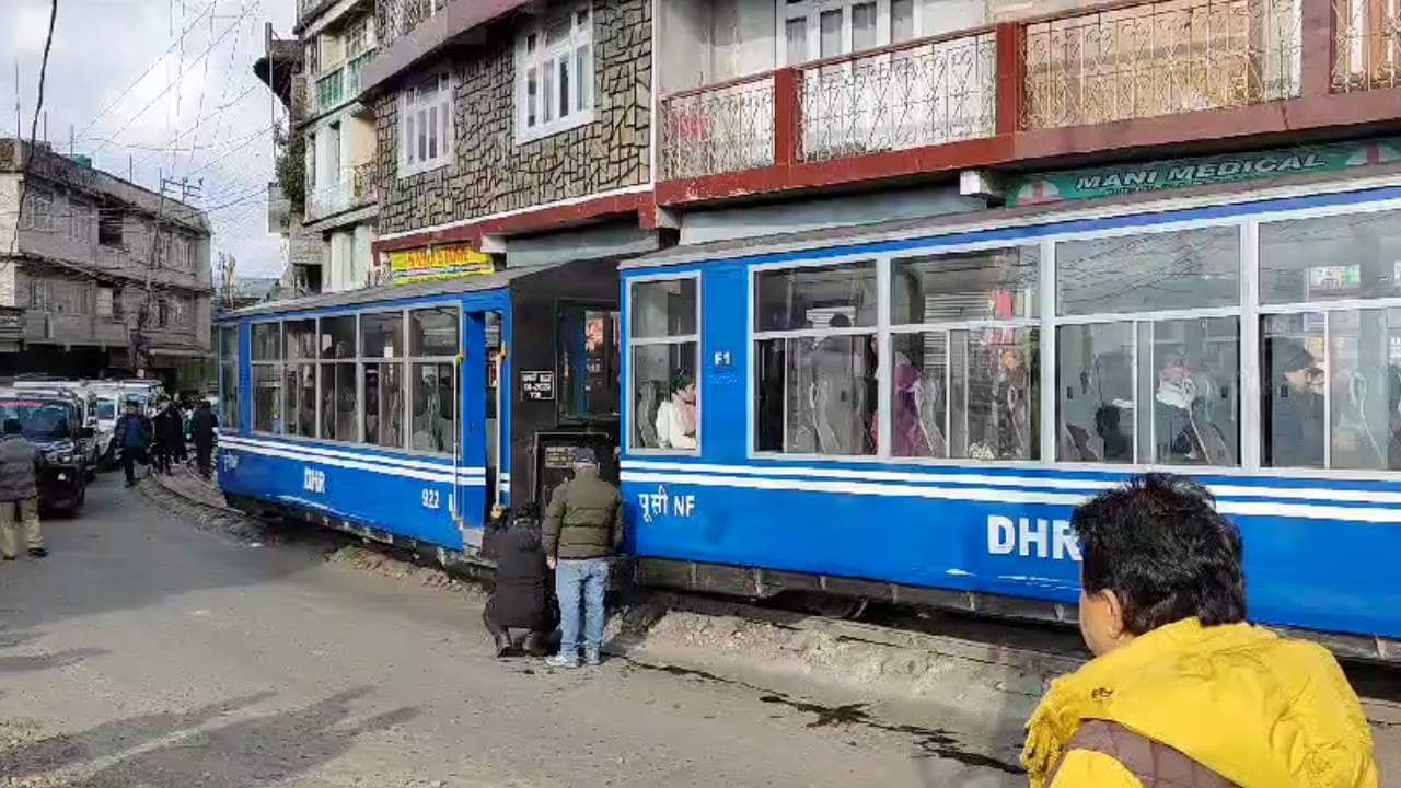 Toy train derails in Darjeeling: নতুন বছরের শুরুতেই বিপত্তি, দার্জিলিংয়ে ফের লাইনচ্যুত টয় ট্রেন
