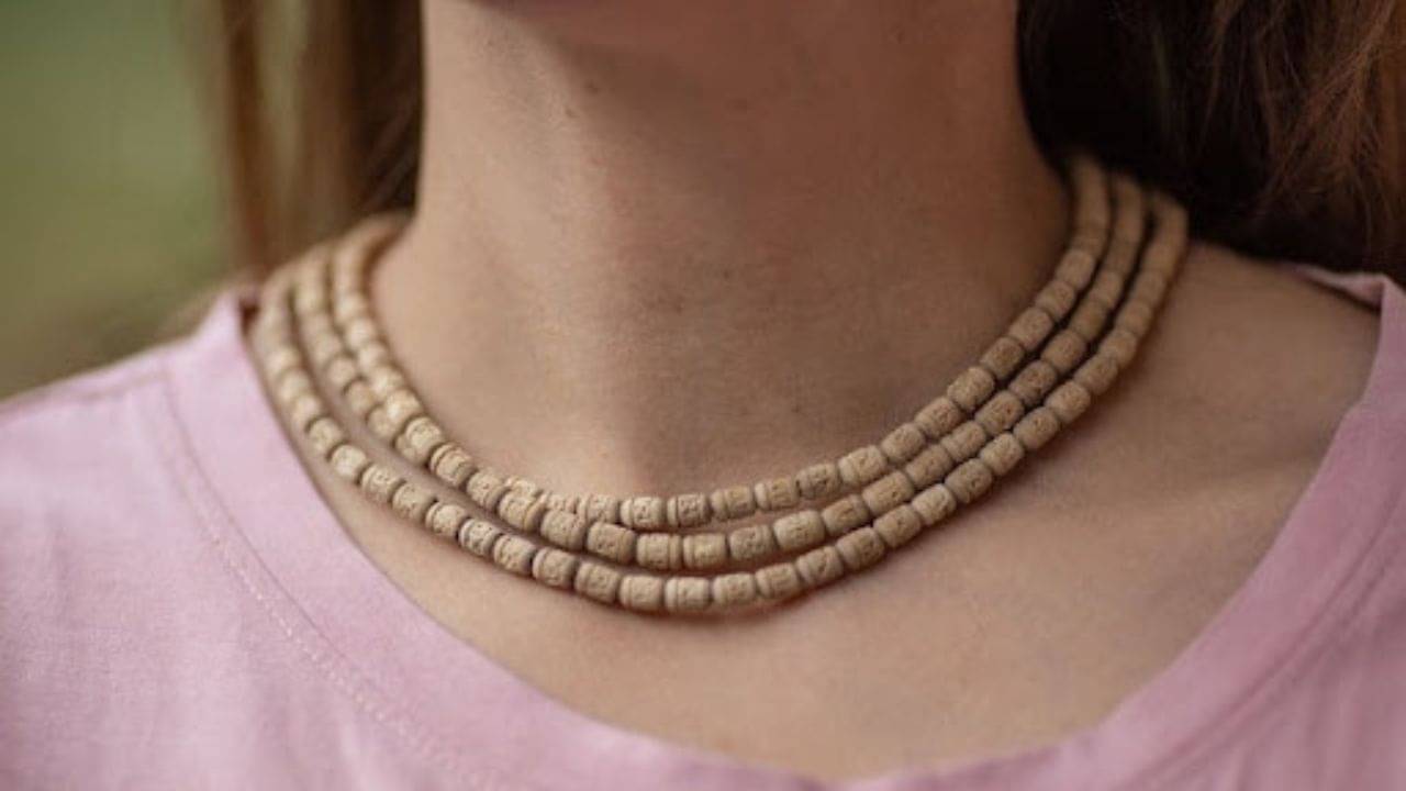 Tulsi Mala: যখন তখন নয়, এই বিশেষ দিনে তুলসীর মালা পরলে তবেই মেলে সুফল!