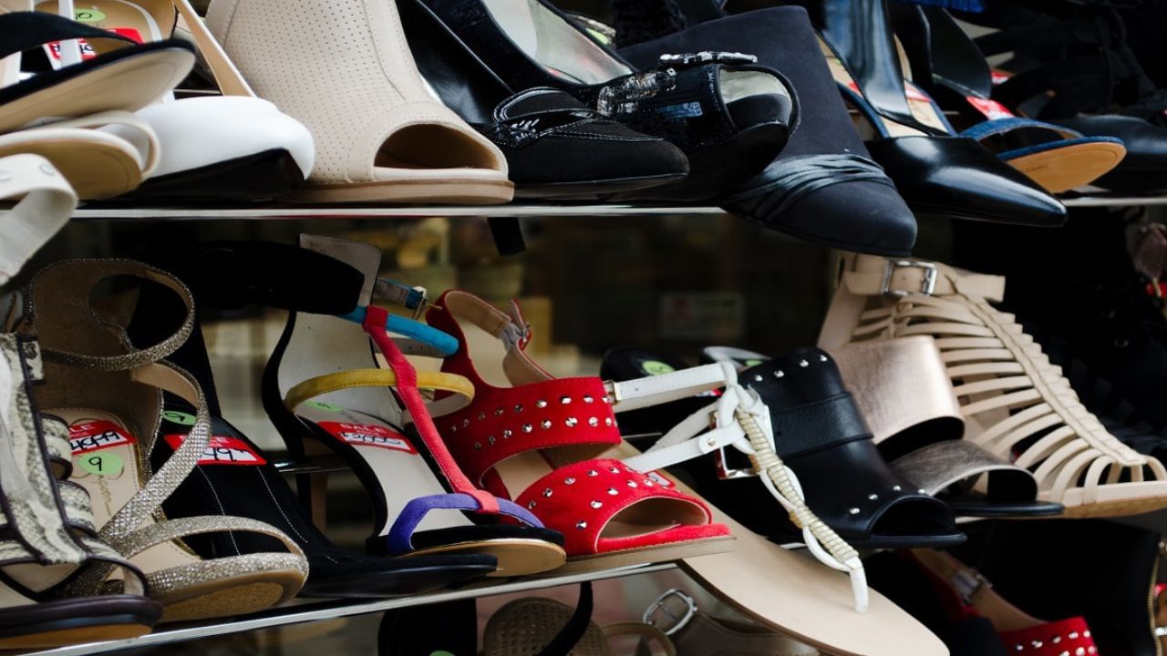 জ্যোতিষশাস্ত্র অনুসারে, শনিকে পায়ের সঙ্গে জড়িত মনে করা হয়, তাই শনিবার জুতা ও চপ্পল কেনা উচিত নয় বলে বলা হয়। শনিবার জুতা ও চপ্পল কিনলে যে কোনও ব্যক্তির উপর শনির কোপ আছড়ে পড়তে পারে। অসন্তুষ্ট হয়ে শনিদেবের কোপে ঘরে দুঃখ ও দারিদ্র্য বয়ে নিয়ে আসে।