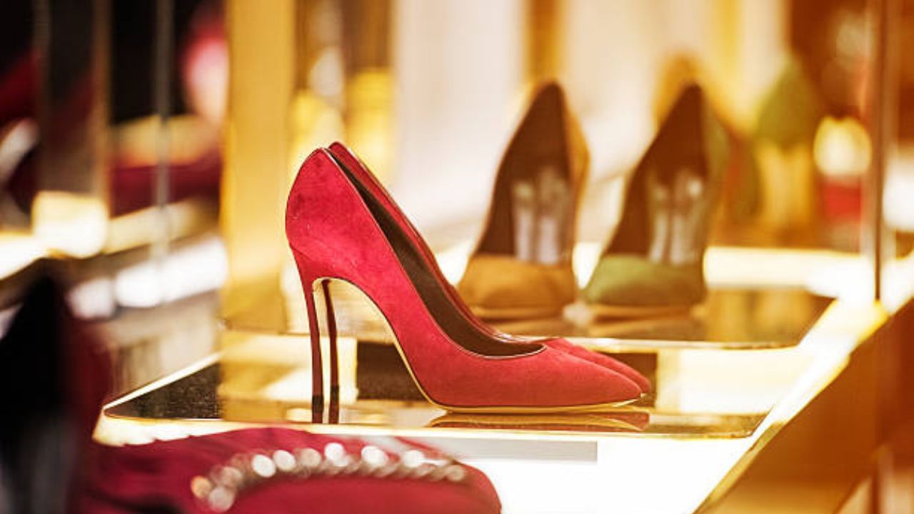 জ্যোতিষীর মতে, বাস্তুশাস্ত্রে এমন অনেক জিনিস রয়েছে যা কেনা নিষিদ্ধ। তার মধ্যে চটি বা চপ্পল অন্যতম। প্রত্যেক ব্যক্তি সুবিধা ও প্রয়োজন অনুসারে জুতা ও চপ্পল কেনেন, তবে বাস্তুশাস্ত্র অনুসারে, অমাবস্যা, মঙ্গলবার, শনিবার বা গ্রহণের দিনে জুতা ও চপ্পল কেনা এড়িয়ে চলুন। দুর্ভাগ্যও বয়ে নিয়ে আসে।