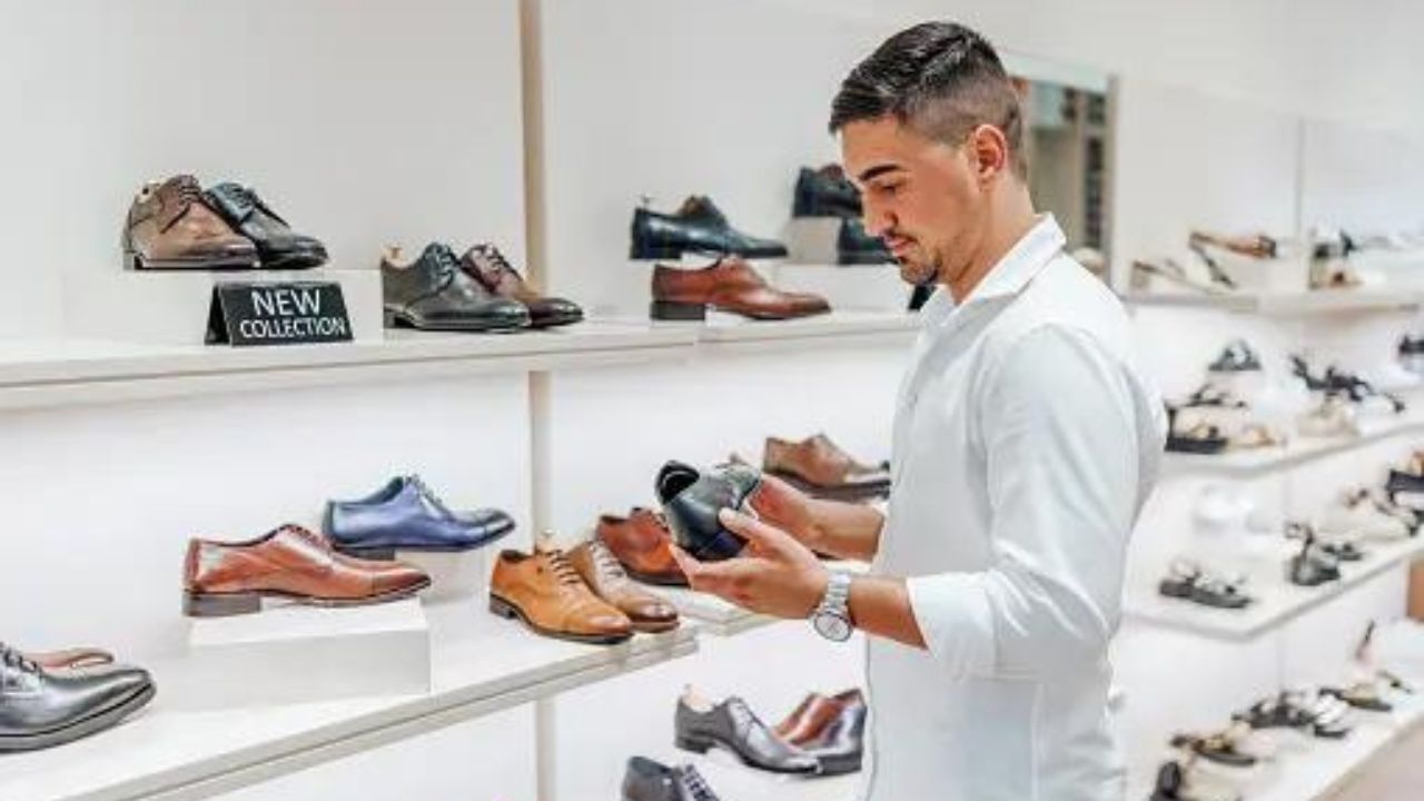 বাস্তুশাস্ত্রে পুরনো বা অব্যবহৃত চটি ও জুতো ফেলে দেওয়ার কথাও বলা হয়েছে। মনে করা হয়, পুরনো চটি ও জুতো শনিবার শনি মন্দিরের বাইরে রেখে দেওয়া উচিত। শনির কুদৃষ্টি থেকে রক্ষা পায়।