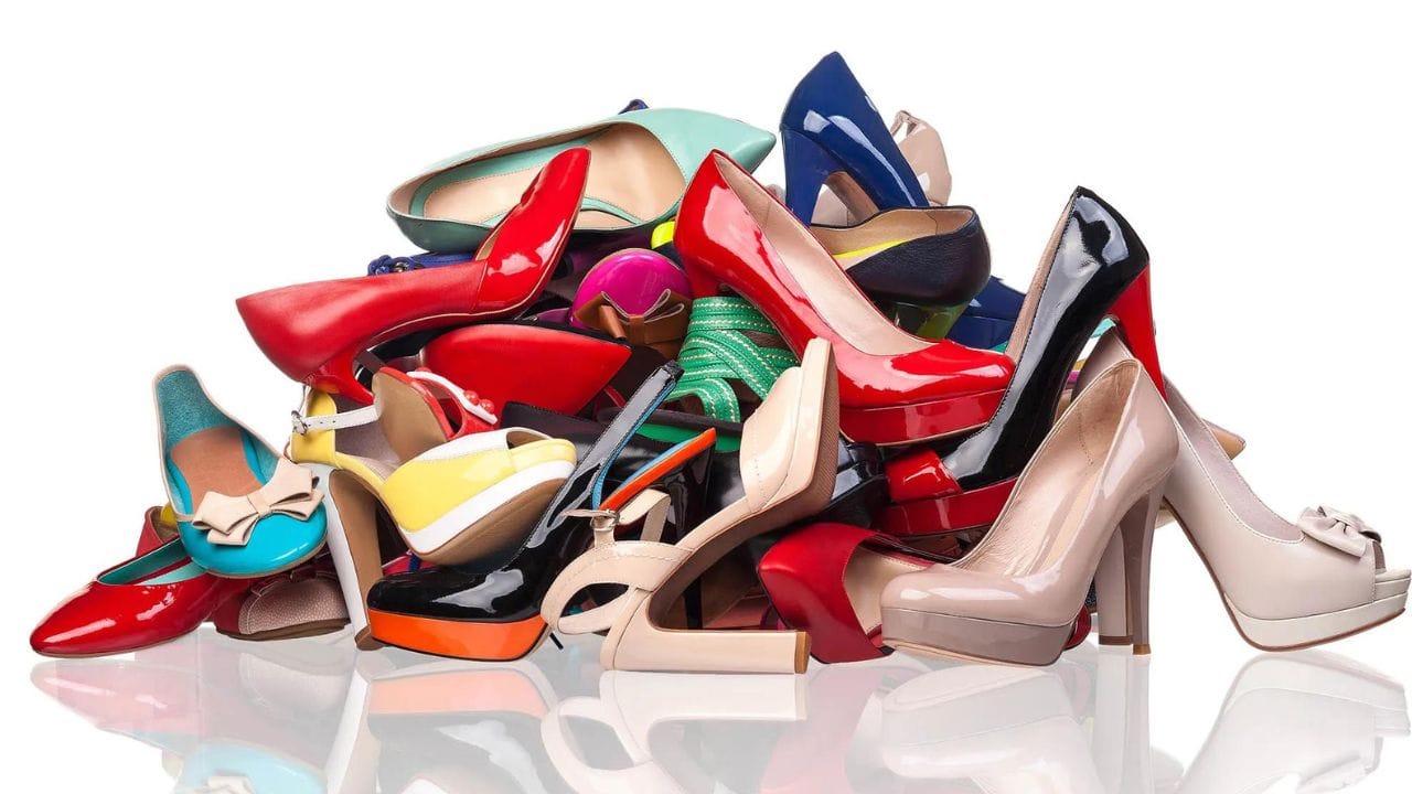 সনাতন ধর্মে অনেক জিনিসের জন্য রয়েছে বিভিন্ন নিয়ম। তার সঙ্গে জড়িয়ে রয়েছে বাস্তুশাস্ত্রের নানা নিয়ম। সেগুলি সঠিক পথে নিয়ম মেনে চললে জীবনে কখনও দুঃখ-কষ্ট ফিরে আসে না। সনাতন ধর্মে জ্যোতিষশাস্ত্র মতে প্রতিকার রয়েছে, যা ভবিষ্যতের দিকনির্দেশ করে। 