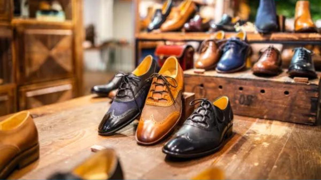 বাস্তুশাস্ত্র অনুসারে, বেডের নিচে কখনও জুতো রাখা উচিত নয়। বিছানায় শুয়ে থাকা ব্যক্তির স্বাস্থ্যের উপর নেতিবাচক প্রভাব ফেলে, স্বামী-স্ত্রীর সম্পর্কের মধ্যে চির ধরতে পারে। 