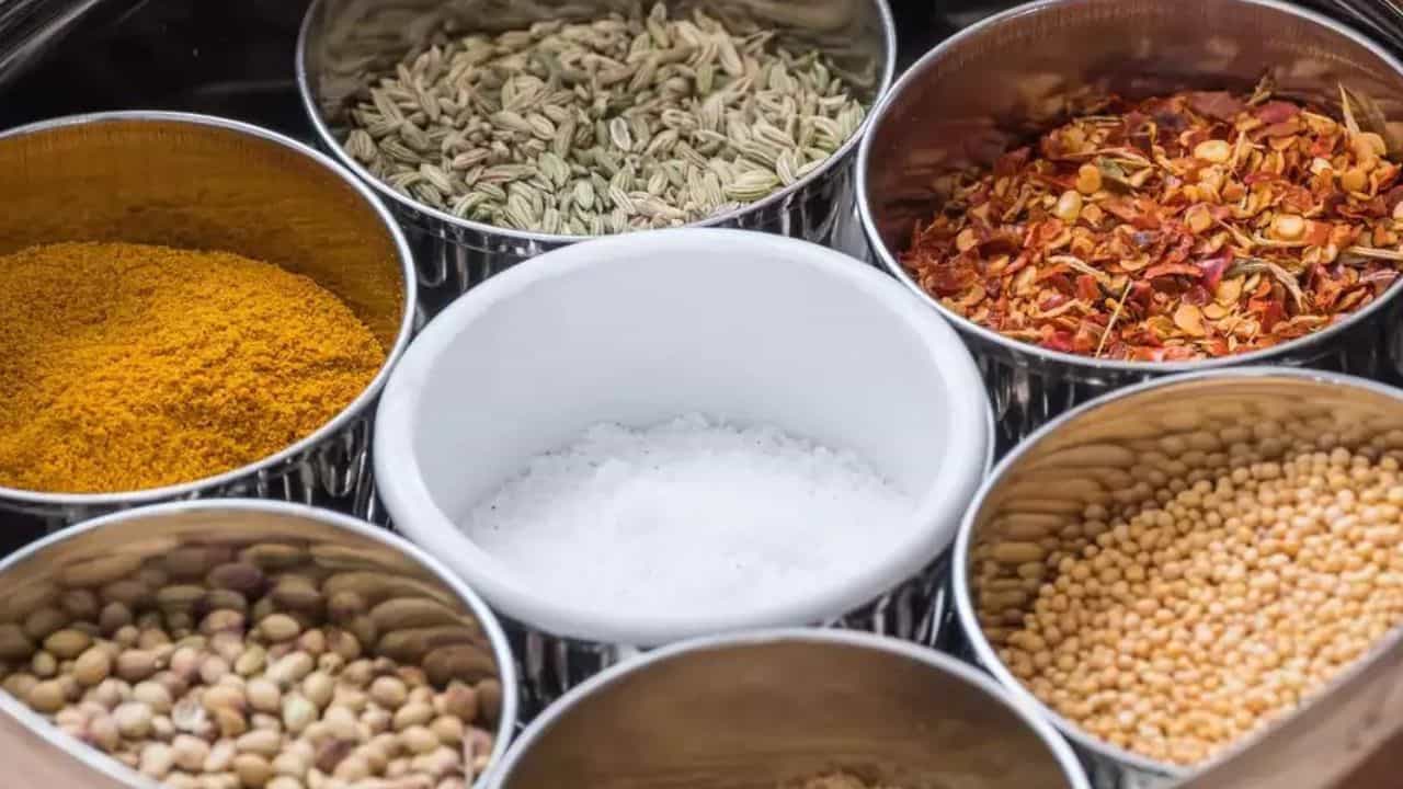Vastu Tips for Kitchen: সংসারে অর্থসঙ্কট কাটছেই না! রান্নাঘরের এই ৩ জিনিস ফুরনোর আগেই পূরণ করুন! Vastu Tips for Kitchen: সংসারে অর্থসঙ্কট কাটছেই না! রান্নাঘরের এই ৩ জিনিস ফুরনোর আগেই পূরণ করুন!