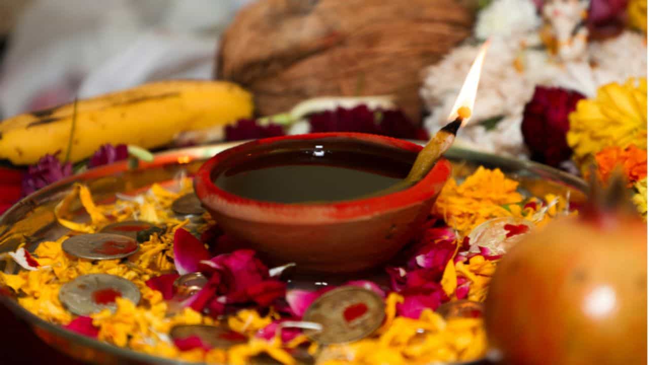 Vastu Tips for Temple: জীবনে এগিয়ে যেতে হলে ঠাকুরঘর থেকে আগে সরান এই জিনিসগুলি! Vastu Tips for Temple: জীবনে এগিয়ে যেতে হলে ঠাকুরঘর থেকে আগে সরান এই জিনিসগুলি!