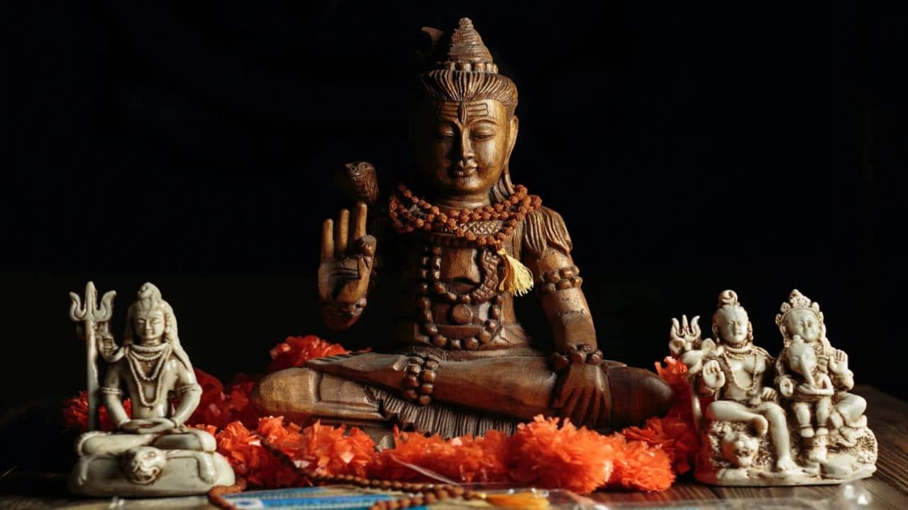 Vastu Tips: আজই ঘরে আনুন এই মূর্তি! বাস্তুমতে কুবেরের আশীর্বাদে ফুলে ফেঁপে উঠবে সংসার