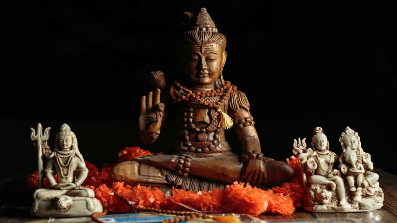 Vastu Tips: আজই ঘরে আনুন এই মূর্তি! বাস্তুমতে কুবেরের আশীর্বাদে ফুলে ফেঁপে উঠবে সংসার Vastu Tips: আজই ঘরে আনুন এই মূর্তি! বাস্তুমতে কুবেরের আশীর্বাদে ফুলে ফেঁপে উঠবে সংসার