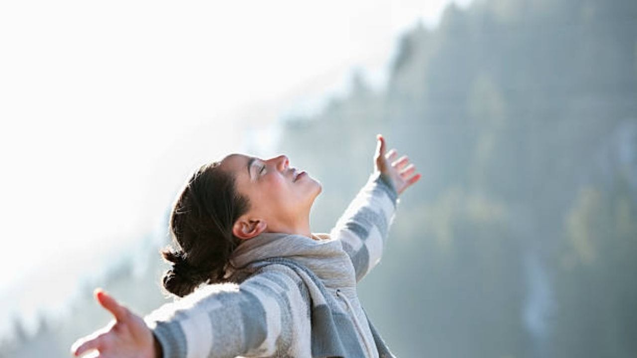 সুস্বাস্থ্যের জন্য নিয়মিত ব্যায়াম বা ওয়ার্ক করা জরুরি। তবে আপনি জিমে যেতে না পারলে সমস্যা নেই, রোজ ৩০ মিনিট করে হাঁটতে যান। নইলে শরীরচর্চা করুন। জিমে সময় কাটান। সপ্তাহে তিন দিন নিয়ম করে শরীর চর্চা করুন