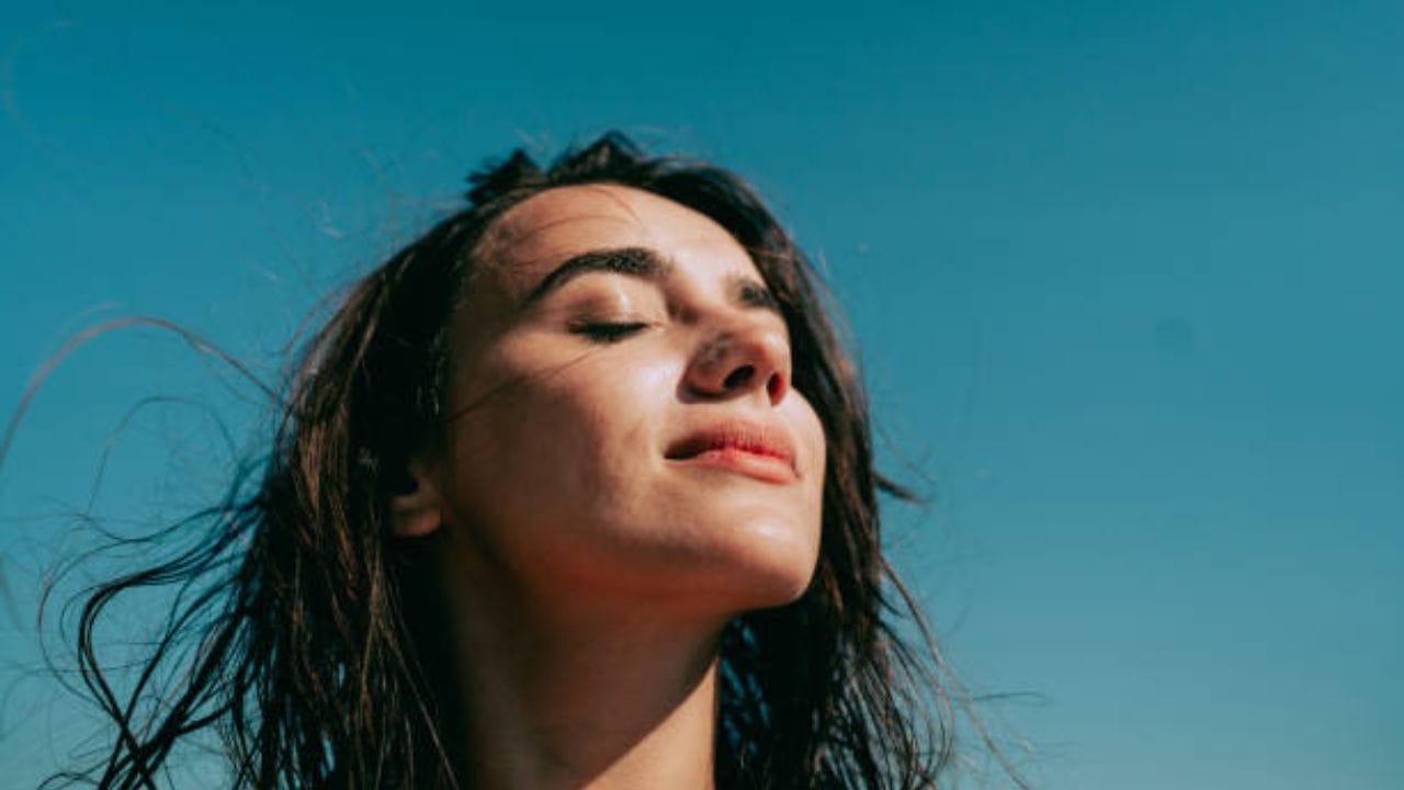 বাইরের খাবার কম খেয়ে বাড়িতে তৈরি খাবার বেশি খান। এতে ওজনও বশে থাকবে, হজমের সমস্যা দেখা যাবে না। গ্যাস, অ্যাসিডিটির থেকে পরিত্রান মিলবে সহজই। আমাদের হজমের সমস্যা হয় খাবার থেকেই, তাই খাবার নিয়ে সচেতন থাকলে নিজেই ভাল থাকবেন