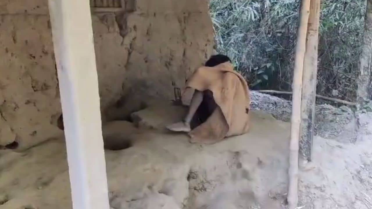 Daspur: দুপা বাঁধা শেকলে, ভরা শীতেও উলঙ্গ থাকেন এই ব্যক্তি, কেন জানেন?