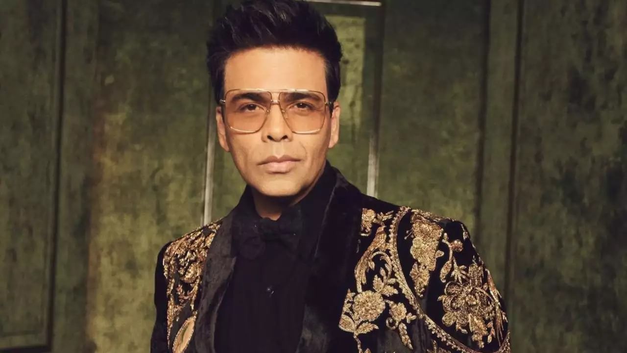 কফি উইথ করণ শো নিয়ে বরাবরই চর্চা থাকে তুঙ্গে। এবারও তার ব্যতিক্রম হল না। তবে সব থেকে বেশি যা সকলের নজর কেড়েছে আটতম সিজ়নে তা হল করণ জোহরের বোল্ড উপস্থাপনা।