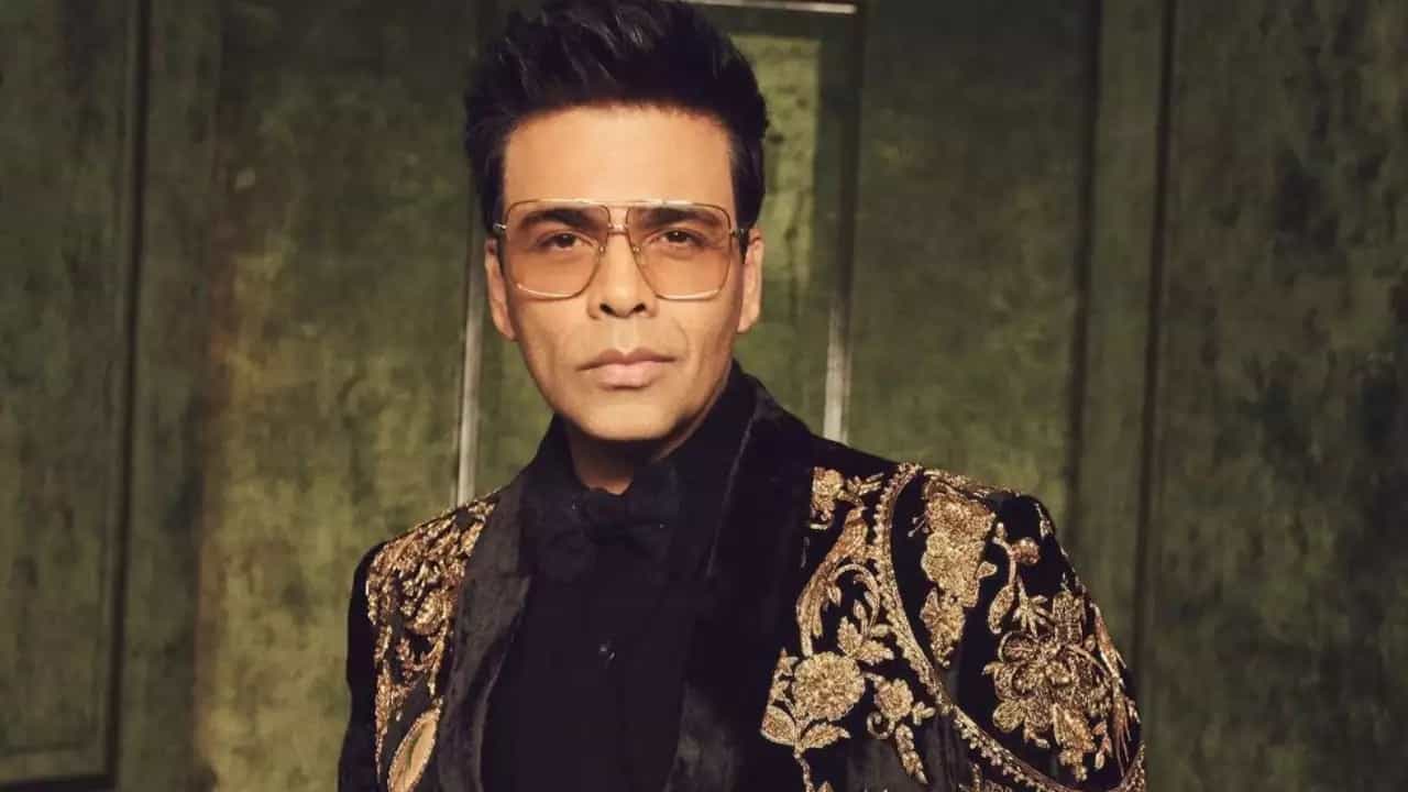কফি উইথ করণ শো নিয়ে বরাবরই চর্চা থাকে তুঙ্গে। এবারও তার ব্যতিক্রম হল না। তবে সব থেকে বেশি যা সকলের নজর কেড়েছে আটতম সিজ়নে তা হল করণ জোহরের বোল্ড উপস্থাপনা।
