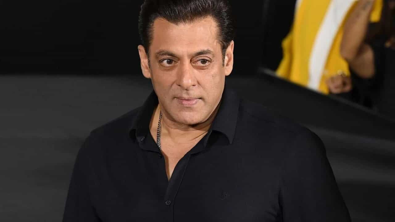 সলমন খান। বরাবরই ভীষণ ফুডি। খেতে ভীষণ পছন্দ করেন ভাইজান। খাওয়া ছাড়া তাঁর আর কোনও দুর্বলতাই নেই। ডায়েট তিনি করেন না।