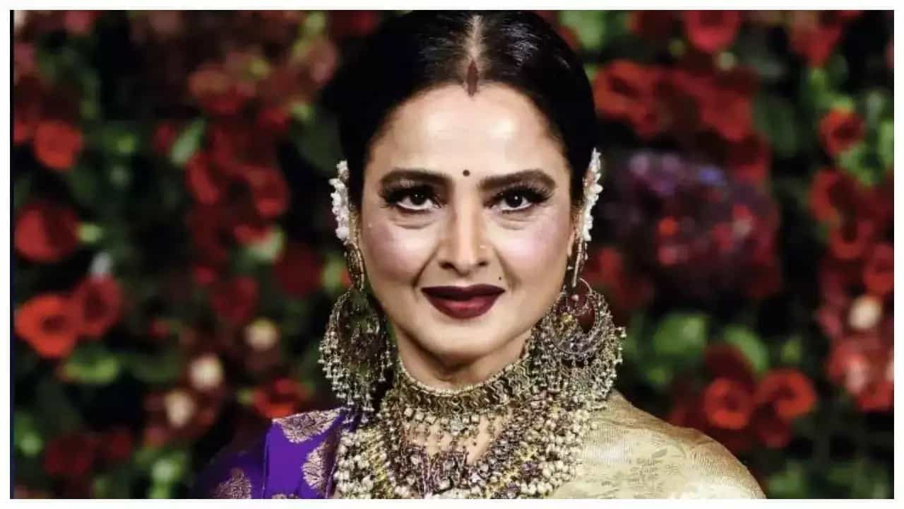 রেখা, বলিউডের অন্যতম চর্চিত অভিনেত্রী। কেরিয়ারে একের পর এক হিট ছবি যাঁর দখলে, সেই রেখাকে নিয়ে চর্চা তুঙ্গে। তবে একটা সময়ের পর পর্দা থেকে সরে দাঁড়ানোর সিদ্ধান্ত নেন তিনি।