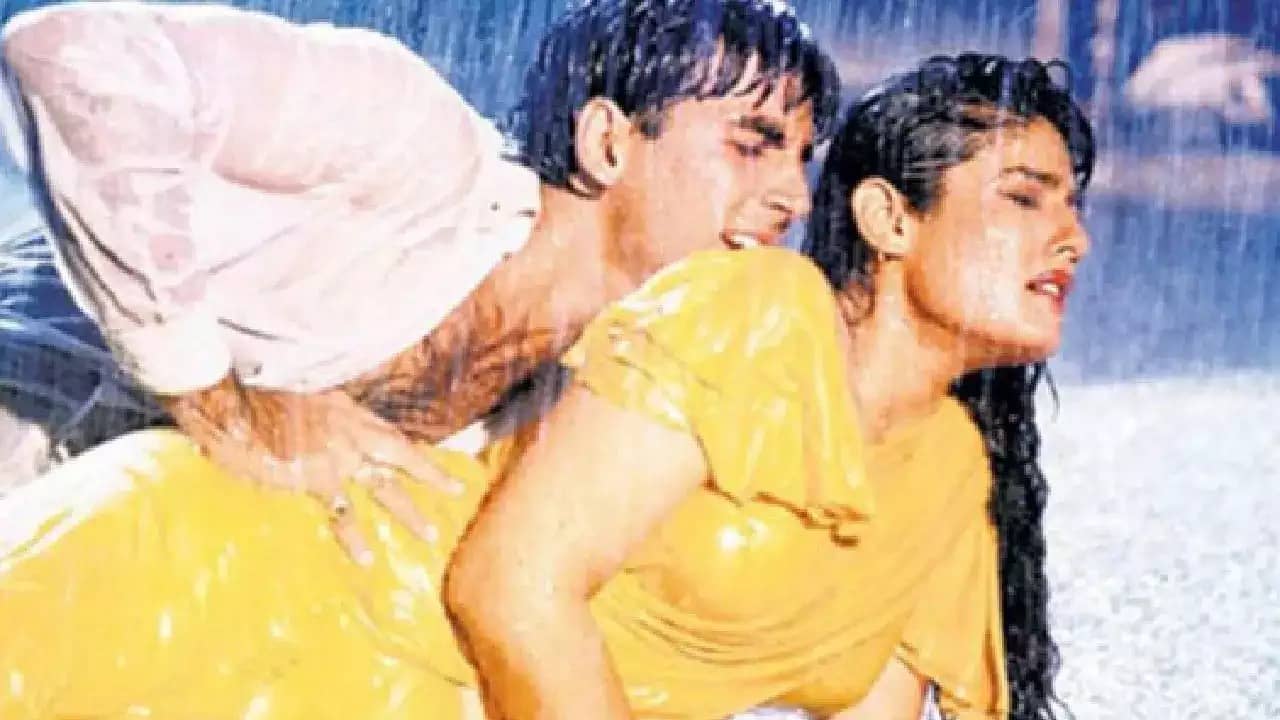 ঋতুমতী রবিনা তখন বৃষ্টিভেজা রোম্যান্সে অক্ষয়ের সঙ্গে... আচমকাই ঘটে বিপত্তি