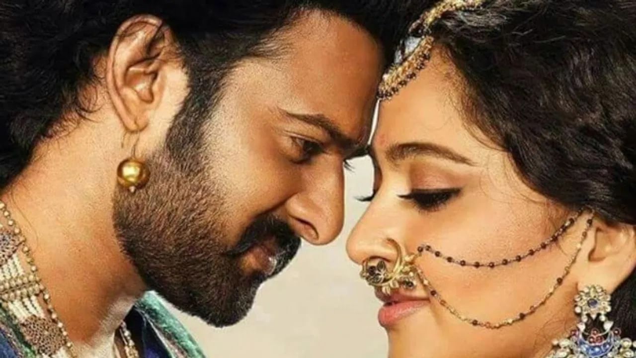 গুঞ্জন উঠেছিল, দুবাইয়ের কোনও এক ব্যবসায়ীর সঙ্গে নাকি তাঁর সম্পর্ক আছে। তাঁর গলাতেই নাকি মালা পরাবেন অনুষ্কা। তবে সেলিব্রিটি জ্যোতিষী মতে অ্যারেঞ্জ ম্যারেজেই ঝুঁকবেন অনুষ্কা।