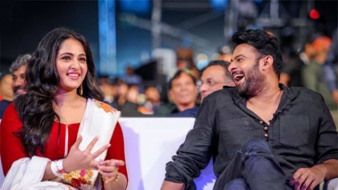 দক্ষিণী ছবিতে জনপ্রিয় নাম অনুষ্কা শেট্টি। ৪০ অতিক্রান্ত হয়েছে বছর কয়েক আগেই। তবে এখনও বিয়ের পিঁড়িতে বসেননি তিনি। প্রভাসের সঙ্গে তাঁর প্রেমের গুঞ্জন শোনা গেলেও মাঝে শোনা যায় তিনি অন্য কারও সঙ্গে সম্পর্কে রয়েছেন।