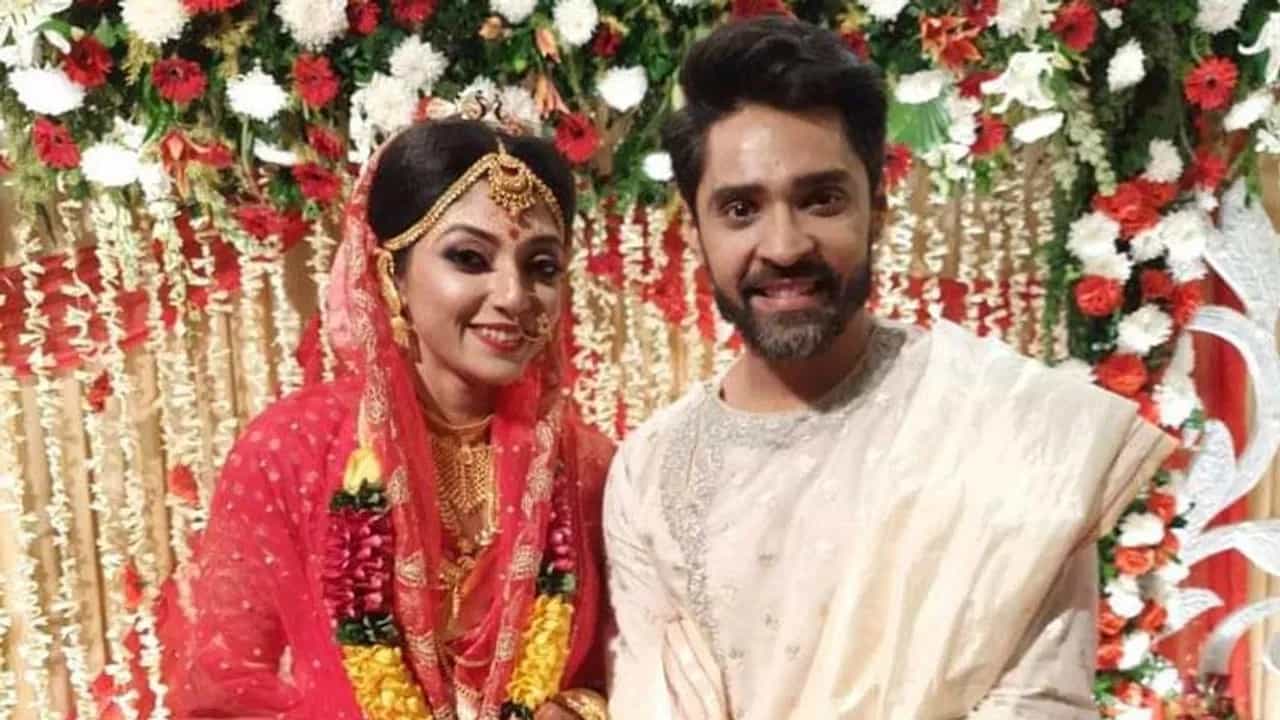 দ্বিতীয়বার বিয়ের পিঁড়িতে দেবলীনা কুমার, ছবি সামনে আসতেই অবাক নেটপাড়া দ্বিতীয়বার বিয়ের পিঁড়িতে দেবলীনা কুমার, ছবি সামনে আসতেই অবাক নেটপাড়া