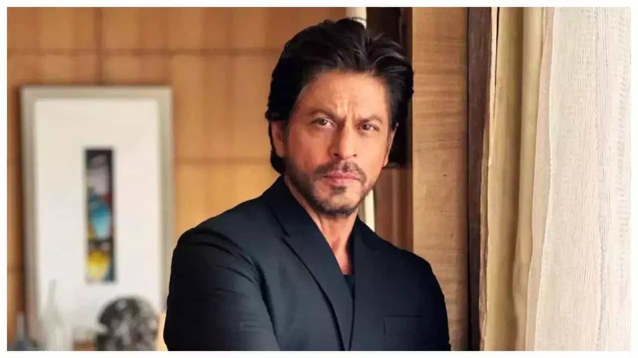 শাহরুখের সামনে গিয়ে হাউ-হাউ করে কান্না, কাকে বুকে টেনে নিলে কিং? শাহরুখের সামনে গিয়ে হাউ-হাউ করে কান্না, কাকে বুকে টেনে নিলে কিং?
