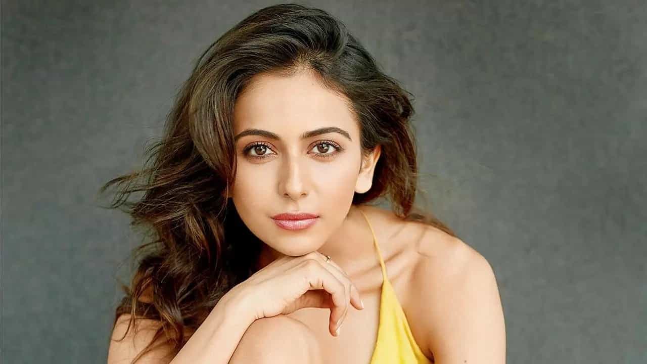 রাকুল প্রীত ও অজয় দেবগণকে একই ফ্রেমে দেখা গিয়েছিল দে দে পেয়ার দে ছবিতে। সেখানেই দেখা যায় দুজনকে জুটি বাঁধতে। পর্দায় প্রথমবার রাকুলের সঙ্গে অভিনয় করেন অজয়।