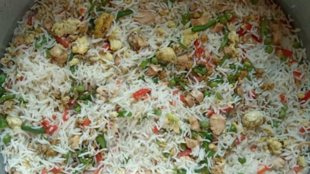 ভাতজাতীয় খাবার খেতে বেশ পছন্দ করে বাঙালি। রুটি, পরোটা খেলেও সারাদিনে ভাত একবার চাই-ই চাই। (ছবি:Pinterest)