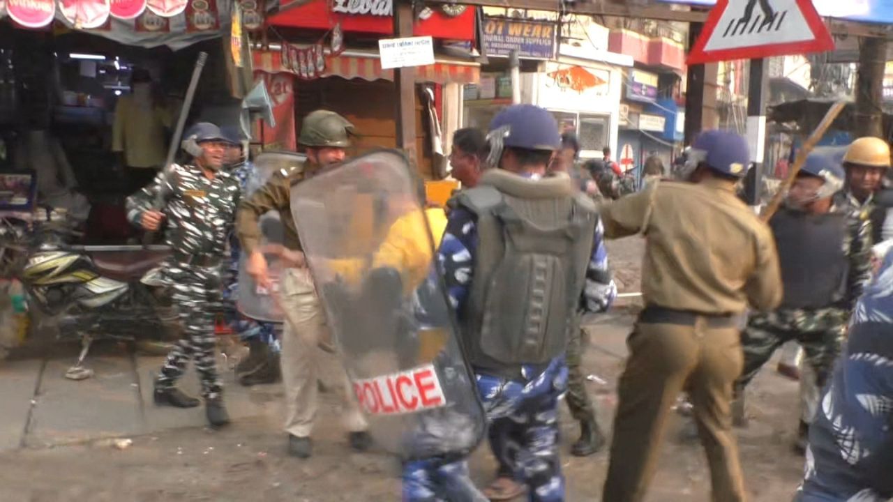 সোমবার ব্যারাকপুরে বিজেপির মিছিলকে কেন্দ্র করে কার্যত রণক্ষেত্রের চেহারা নিল গোটা এলাকা। মিছিল ছত্রভঙ্গ করতে কোনও খামতি রাখল না পুলিশ। পুরোপুরি অ্য়াকশন মোডে। 
