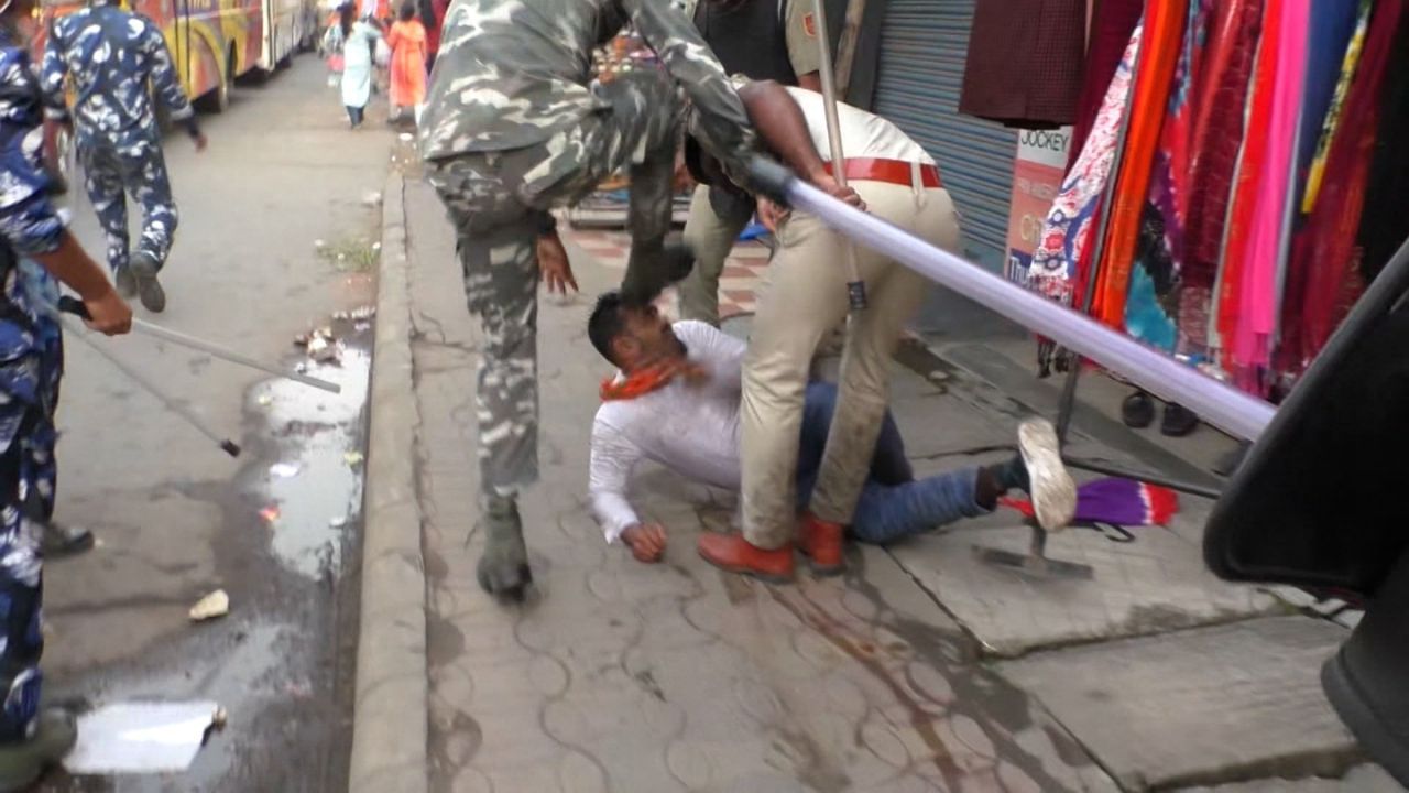 এক ব্যক্তি পুলিশের তাড়া খেয়ে রাস্তার ধারে ফুটপাথে পড়ে যান। সেই সময়েও তাঁকে ঘিরে ধরে পুলিশ এবং এক পুলিশকর্মী ওই ব্যক্তির মুখে লাথি পর্যন্ত মারেন। সেই দৃশ্যই ধরা পড়েছে ক্যামেরায়।
