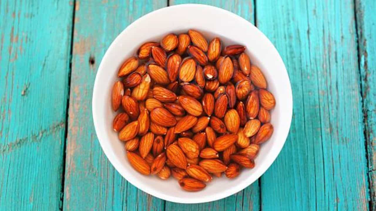 ভেজানো আমন্ড সবসময় স্বাস্থ্যের জন্য উপকারী। আমন্ড ভিজিয়ে খেলে তবেই এর সমস্ত পুষ্টি পাওয়া যায়। কিন্তু আমন্ড ভেজানোর সঠিক উপায়, জানেন কি? না জেনে ভুল করে বসলে আপনারই ক্ষতি।