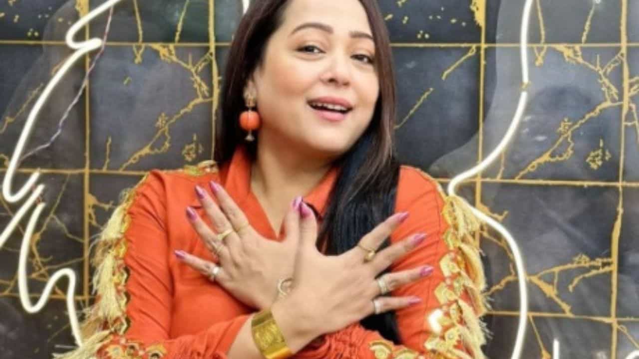 সৌভাগ্যের জন্য হাতে একটি বিশেষ সোনা পরেন অপরাজিতা, এক বিশেষ ব্যক্তি তাঁকে দিয়েছেন সেই বালা সৌভাগ্যের জন্য হাতে একটি বিশেষ সোনা পরেন অপরাজিতা, এক বিশেষ ব্যক্তি তাঁকে দিয়েছেন সেই বালা
