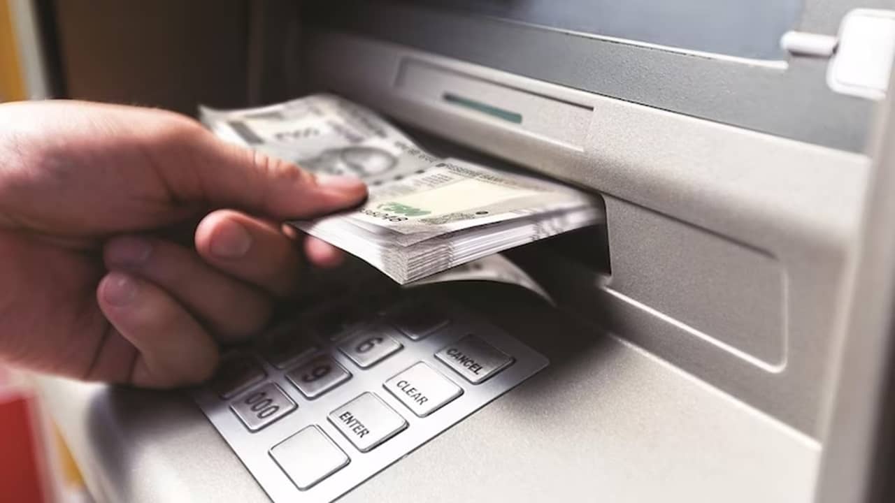 ATM-এ পিন উল্টো সাবমিট করলেই ছুটে আসে পুলিশ! জানুন আসল তথ্য