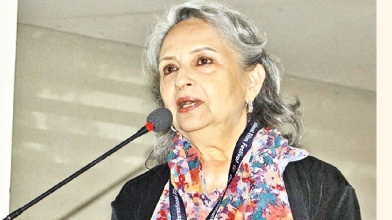 বাংলাদেশে গিয়ে বাংলা বলতে অস্বীকার শর্মিলার! বললেন, 'কেন বলতে যাব?' - Bengali News | Sharmila tagore did not speak in bengali in bangladesh film festival; | TV9 Bangla News