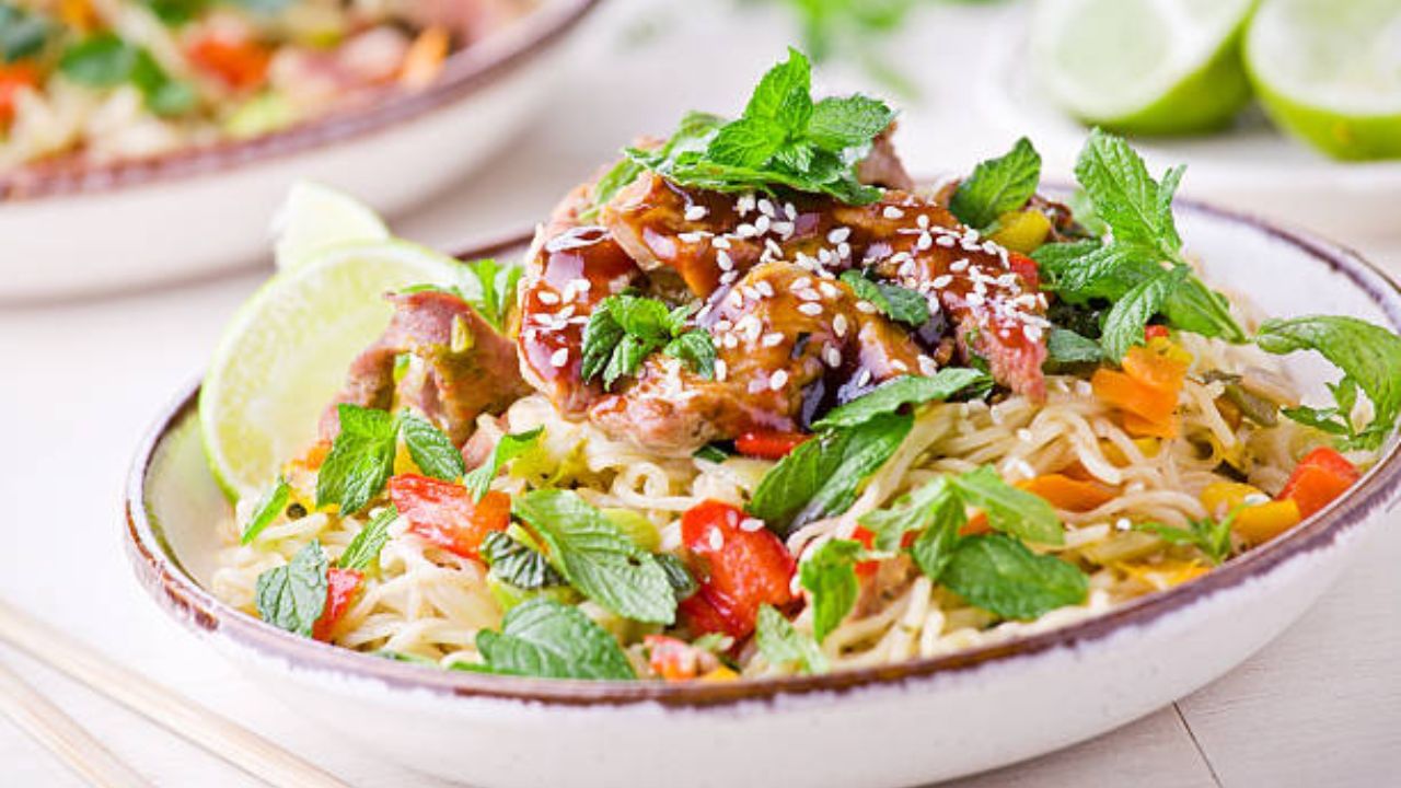 ওজন বেড়ে যাওয়ার ভয়ে অনেকেই ফ্যাট জাতীয় খাবার এড়িয়ে চলুন। কিন্তু সম্পূর্ণরূপে ফ্যাট বাদ দিলে চলবে না। স্বাস্থ্যকর ফ্যাট হার্টের স্বাস্থ্যের জন্য জরুরি। আমন্ড, আখরোট, অলিভ অয়েল, মাছ ইত্যাদি খেতে পারেন।